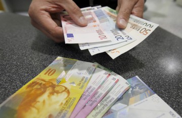 Un bărbat părăsit de soţie din cauza ratelor în franci elveţieni s-a spânzurat